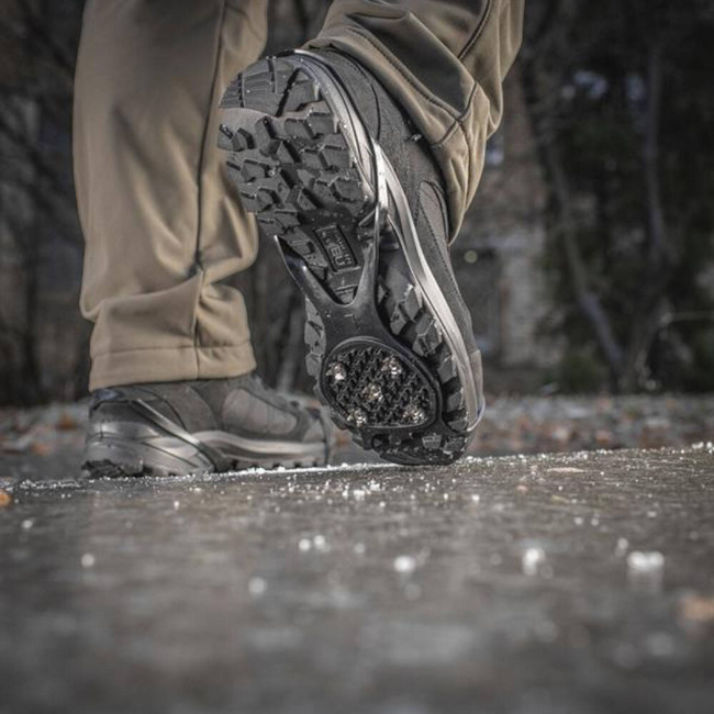 CSÚSZÁSGÁTLÓ CSIZMA SZEGECSEK