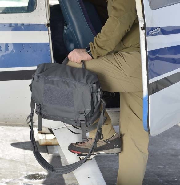 TÁSKA URBAN COURIER MEDIUM® - CORDURA® fekete /SHADOW szurke