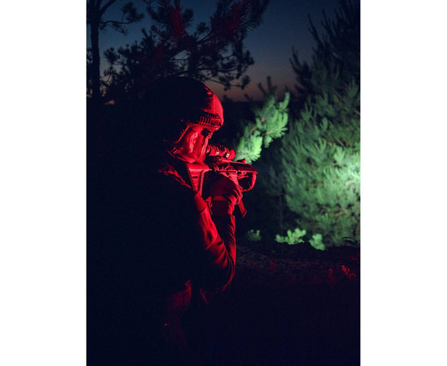 Armytek Dobermann Pro Magnet USB zseblámpa (meleg fény) - Fekete