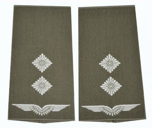 EMBLÉMA - GENUINE GERMAN AIR FORCE O.D./SILVER SHOULDER LOOPS ´OBERLEUTNANT´