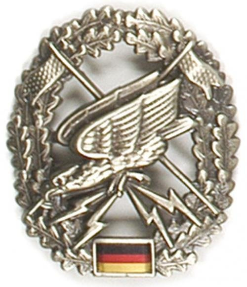 GENUINE GERMAN ARMY METAL BERET BADGE ´FERNSPÄHER´