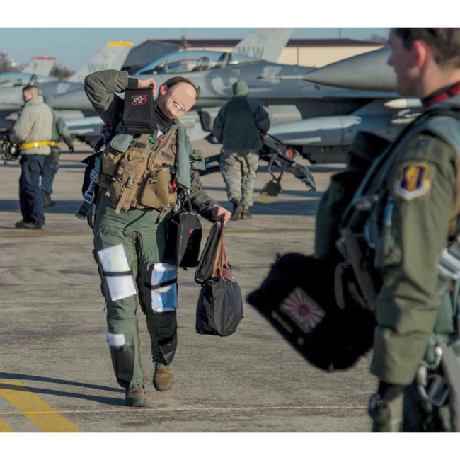 CSU-13B/P ANTI-G RUHÁZAT - KIVÁGOTT MODEL - US LÉGIERŐ MILITÁRIUS FELSZERELÉS - ZÖLD OD - JÓ ÁLLAPOTBAN/DÉKORÁCIÓS CÉLRA
