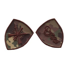EMBLEMA SEMN DE ARMA MANECA SCUT - POLITIA MILITARA - BRODATA PE SUPORT CAMUFLAJ COMBAT FORTE TERESTRE CU FIR MARO