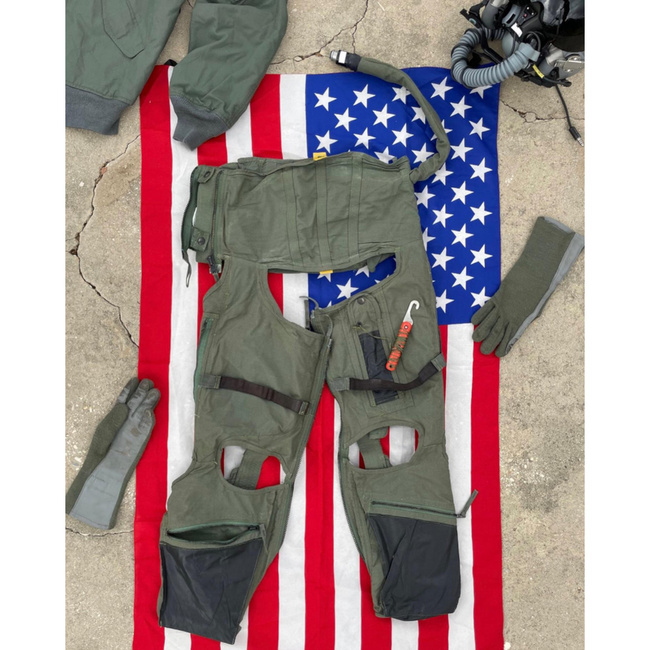 CSU-13B/P ANTI-G SUIT - CUT-OUT MODEL - US AIR FORCE MILITARY SURPLUS - GREEN OD - IN GOOD CONDITION/DECO