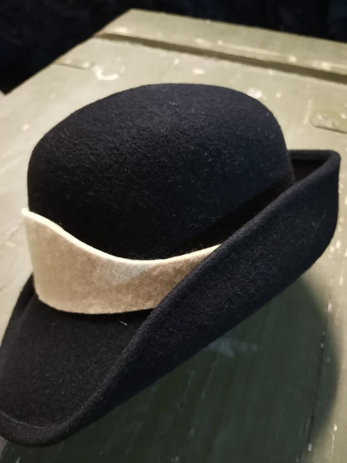 GYAPJÚ SAPKA - FEKETE FEHÉR PÁNTTAL - KATONAI FELESLEG ROMÁN HADSEREG - MINT ÚJ