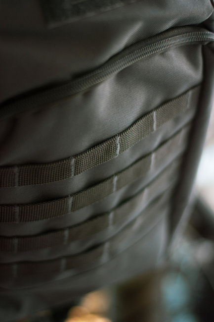 VÁROSI HÁTIZSÁK - "KAMEL" - MAGNUM® - 15 L - SZÜRKE