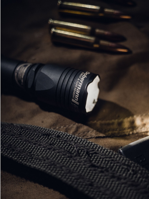 Armytek Dobermann XP-L HI fehér taktikai zseblámpa