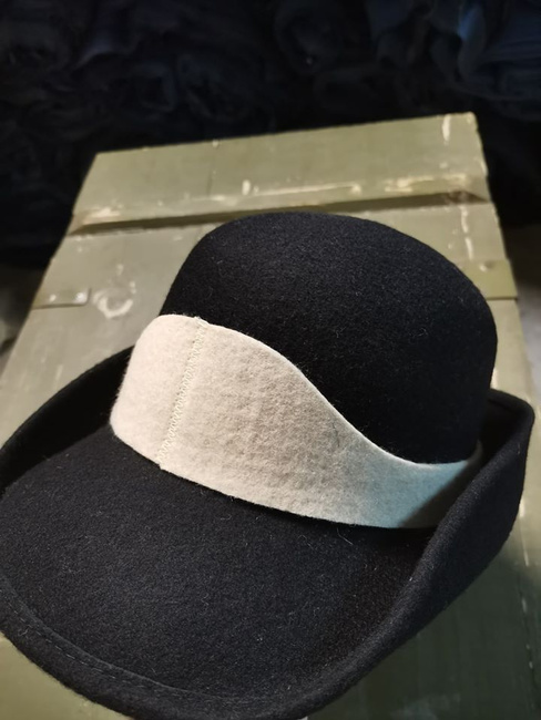 GYAPJÚ SAPKA - FEKETE FEHÉR PÁNTTAL - KATONAI FELESLEG ROMÁN HADSEREG - MINT ÚJ