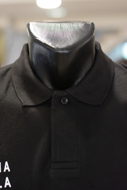 Fekete, rövid ujjú, vállpántos póló a HELYI RENDŐRSÉG számára