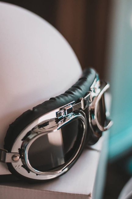 Motoros félsisak, szemüveggel, Fehér