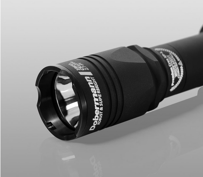 Armytek Dobermann XP-L HI fehér taktikai zseblámpa