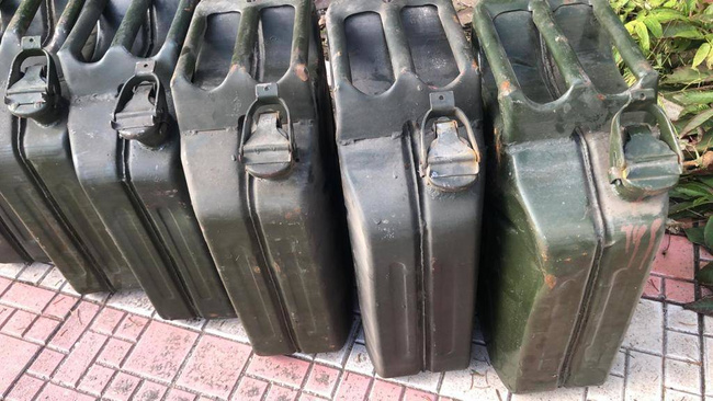 METAL JERRY CAN CANISTER - 20 L - MILITARY SURPLUS ROMANIAN ARMY - GOOD CONDITION