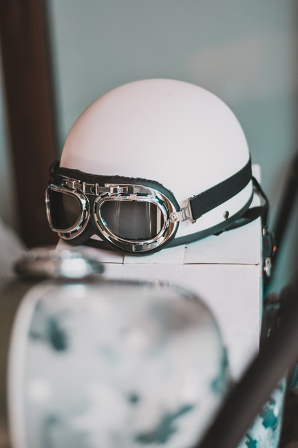 Motoros félsisak, szemüveggel, Fehér