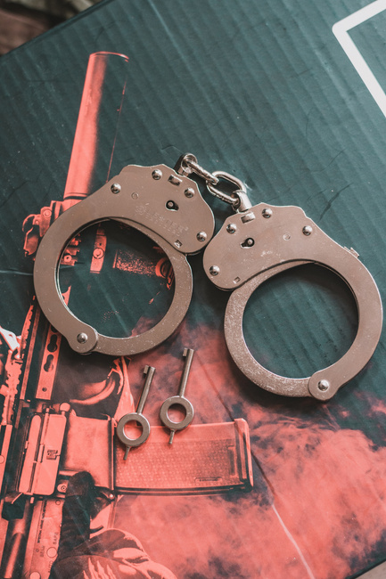 Dupla záras acél kézbilincs lánccal - Ezüst