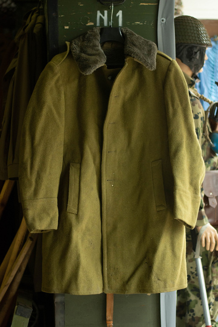 TÉLIKABÁT SZŐRME GALLÉRRAL - KATONAI FELESLEG ROMÁN HADSEREG - HASZNÁLT