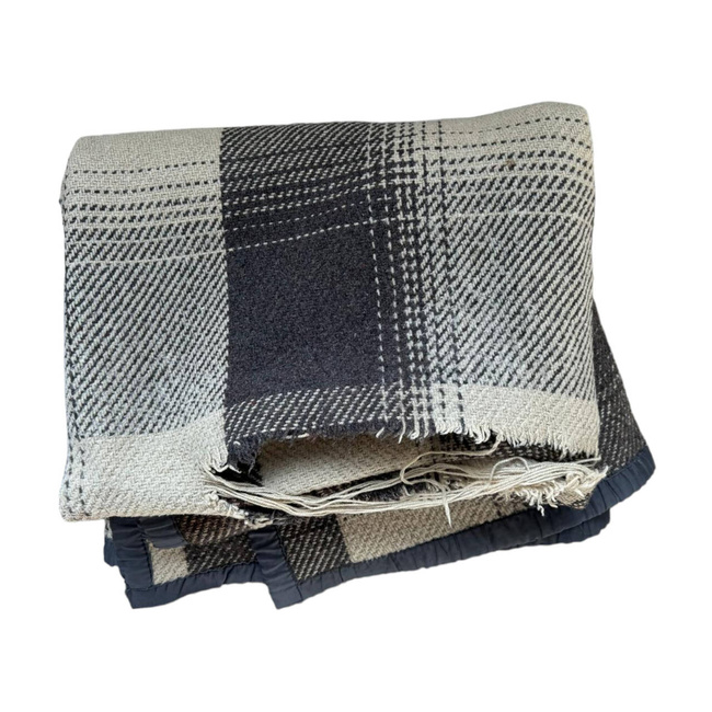 GYAPJÚ TARTAN TAKARÓ FEHÉR-BARNA KOCKÁS - 140 x 200 CM - HITELES KATONAI TÖBBLET ROMÁN HADSEREG - MEGROMLOTT -  NAGYON KOPOTT