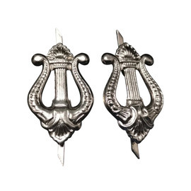 2 DB KATONAI RANGJELZÉS - ZENE - KATONAI FELESLEG ROMÁN HADSEREG - EZÜST - JÓ ÁLLAPOTBAN