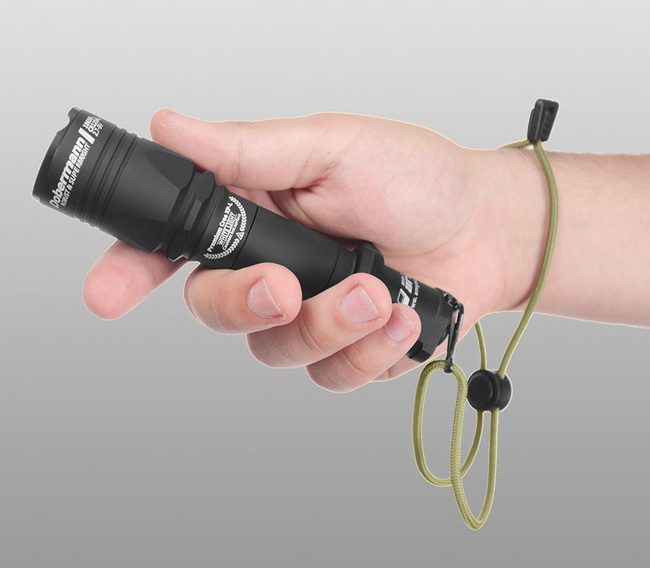 Armytek Dobermann XP-L HI fehér taktikai zseblámpa