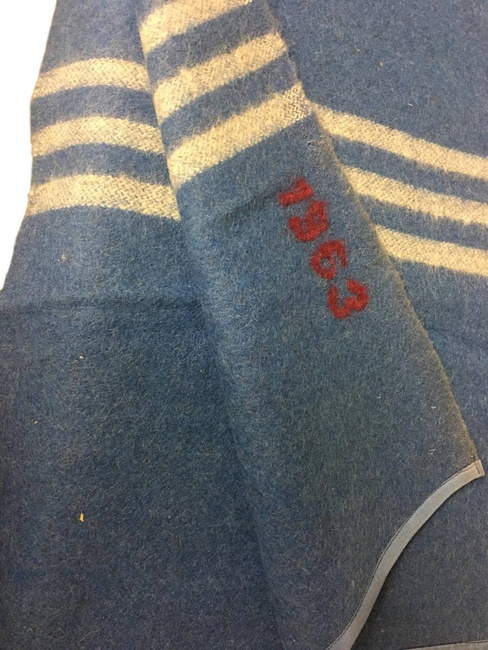 TISZTA GYAPJÚ VINTAGE TAKARÓ - 140x210 CM - ROMÁN HADSEREG KATONAI FELESLEG - MEGROMLOTT - NAGYON KOPOTT