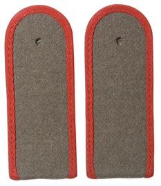 East Germ. Red Epaulets Sold.piping