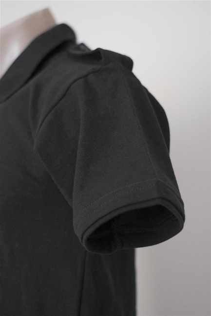 Fekete póló rövid ujjú és vállapokkal a BÖRTÖNBEN, GENDARMERIE-ben