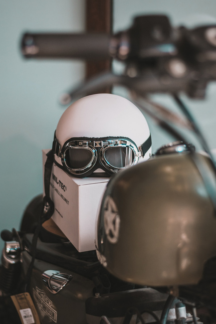 Motoros félsisak, szemüveggel, Fehér