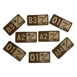 BLOOD GROUP jelvény AB+ hímzett bézs színű hátlapon barna fonallal - tépőzáras rögzítés - 7 x 3,5 cm