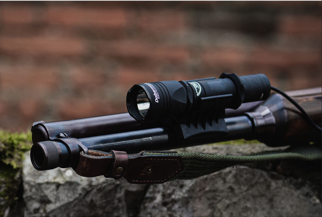 Armytek Dobermann XP-L HI fehér taktikai zseblámpa