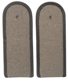 East Germ. Black Epaulets Sold.piping
