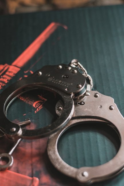 Dupla záras acél kézbilincs lánccal - Ezüst