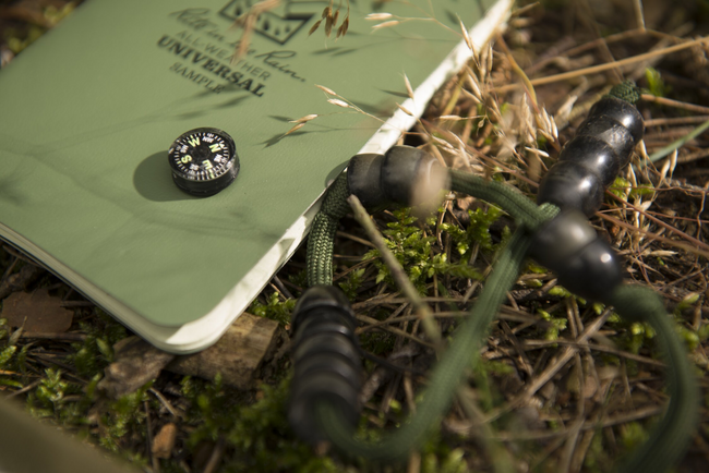 Iránytű gomb - kicsi - fekete - Helikon