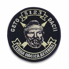 A Geto Dacii emblémája,  horog és hurok applikációval