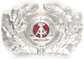 GENUINE EAST GERMAN METAL VISOR HAT BADGE ´SOLDIER