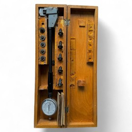 GÉP KOMPARÁTORRAL A FURAT ELLENŐRZÉSÉHEZ - 50-160 MM - FINA BUCURESTI - KATONAI FELESLEG ROMÁN HADSEREG - JÓ ÁLLAPOTBAN