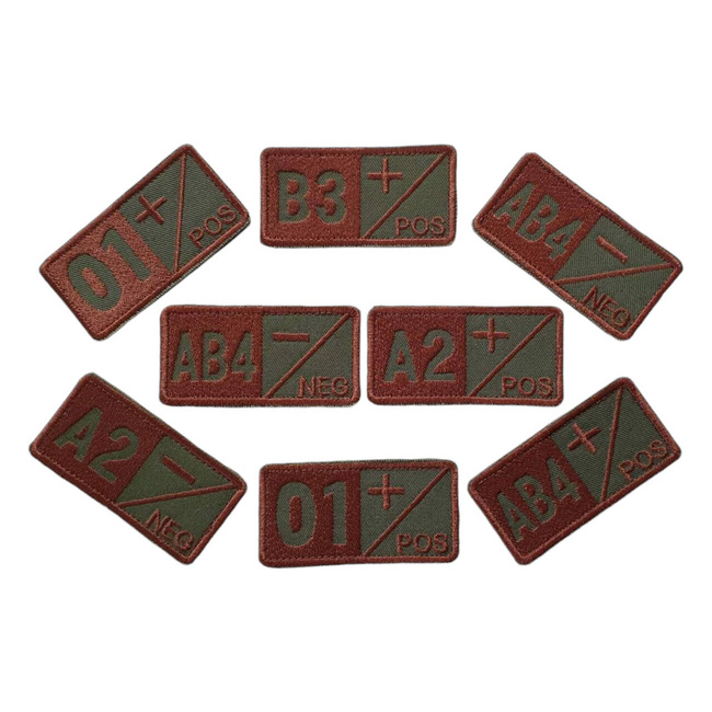 BLOOD GROUP jelvény 0- hímzett khaki színű hátlapon, barna fonallal - horoggal és hurokkal rögzíthető - 7 x 3,5 cm