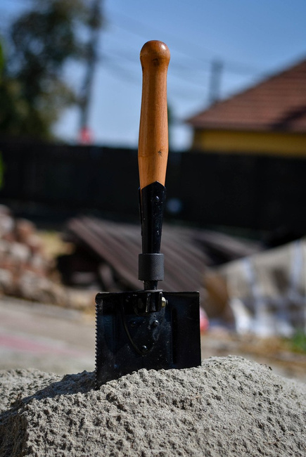 Foldable Military Shovel, Romanian Army Surplus - like new, with leather case