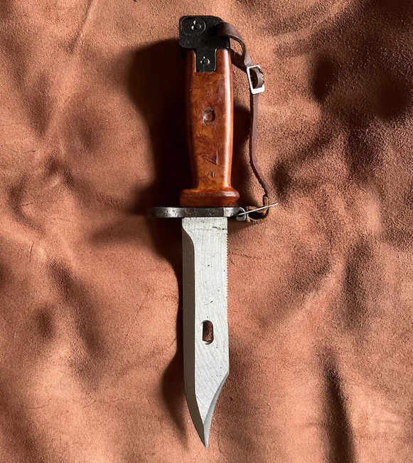 BAYONET, MILITARY PARATROOPER KNIFE - V1 - WITH SHEATH - MILITARY SURPLUS FROM ROMANIAN ARMY - IN GOOD CONDITION