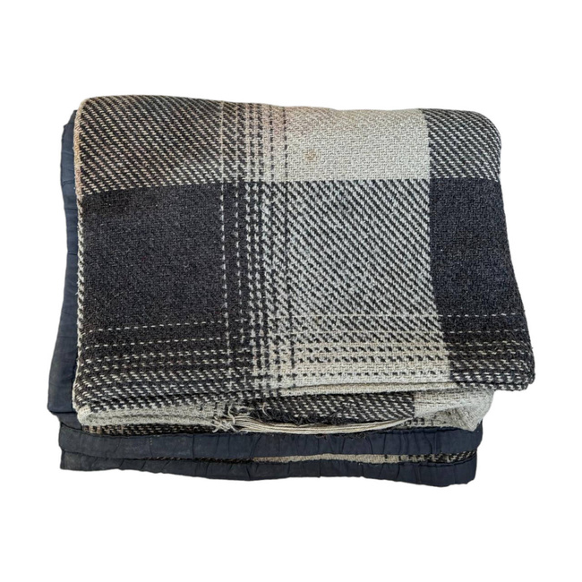 GYAPJÚ TARTAN TAKARÓ FEHÉR-BARNA KOCKÁS - 140 x 200 CM - HITELES KATONAI TÖBBLET ROMÁN HADSEREG - MEGROMLOTT -  NAGYON KOPOTT