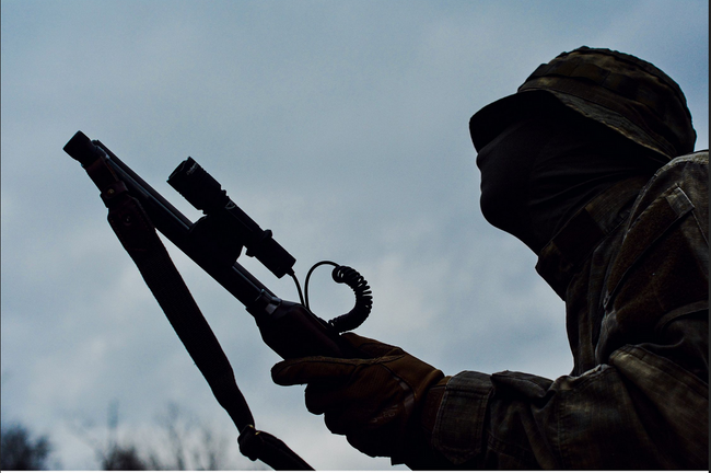 Armytek Dobermann XP-L HI fehér taktikai zseblámpa