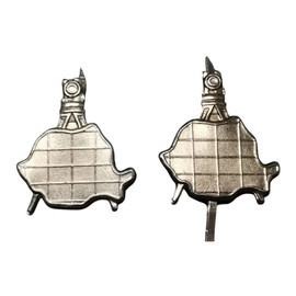 2 DB KATONAI RANGJELZÉS - FÖLDMÉRŐK - KATONAI FELESLEG ROMÁN HADSEREG - EZÜST - JÓ ÁLLAPOTBAN