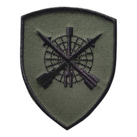 EMBLEMA SEMN DE ARMA MANECA SCUT - RACHETE /ANTIAERIANA - BRODATA PE SUPORT KAKI CU FIR NEGRU