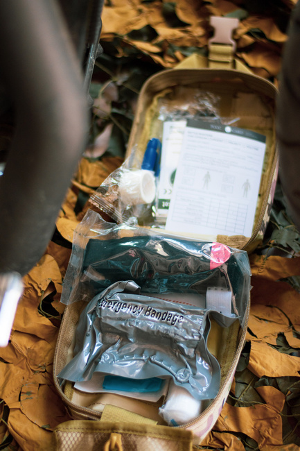 TELJES ELSŐSEGÉLY, TÚLÉLŐ ÉS ORVOSI VÉSZHELYZETI KÉSZLET - TASAKKAL ÉS TARTOZÉKOKKAL - 13 DARAB - LECTER TACTICAL