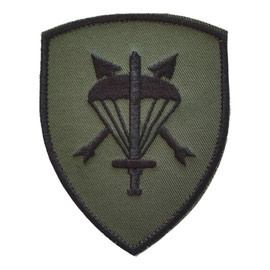 EMBLEMA SEMN DE ARMA MANECA SCUT - PARASUTISTI - BRODATA PE SUPORT KAKI CU FIR NEGRU