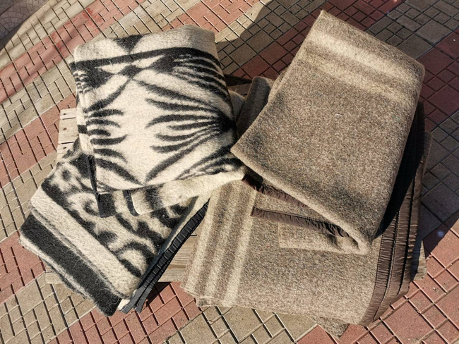 TISZTA GYAPJÚ VINTAGE TAKARÓ - 140x210 CM - ROMÁN HADSEREG KATONAI FELESLEG - MEGROMLOTT -  NAGYON KOPOTT