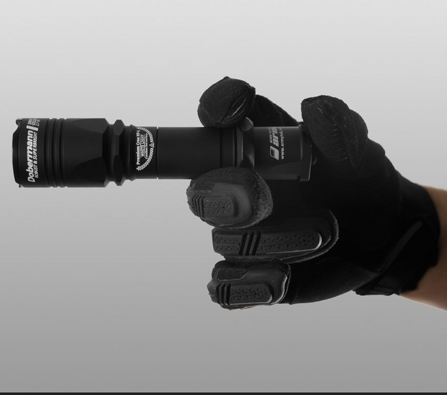 Armytek Dobermann XP-L HI fehér taktikai zseblámpa