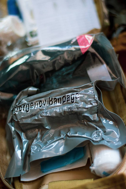 TELJES ELSŐSEGÉLY, TÚLÉLŐ ÉS ORVOSI VÉSZHELYZETI KÉSZLET - TASAKKAL ÉS TARTOZÉKOKKAL - 13 DARAB - LECTER TACTICAL