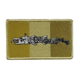 Ecuson Lupul Dacic cu aplicare Velcro (cu scai) - 7,5x4,5 cm - brodat pe suport tricolor camuflaj cu contur auriu