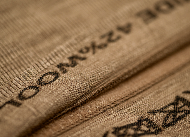 VARRAT NÉLKÜLI MERINÓ KÖTÉS - KŐSZÜRKE OLAJBOGYÓ